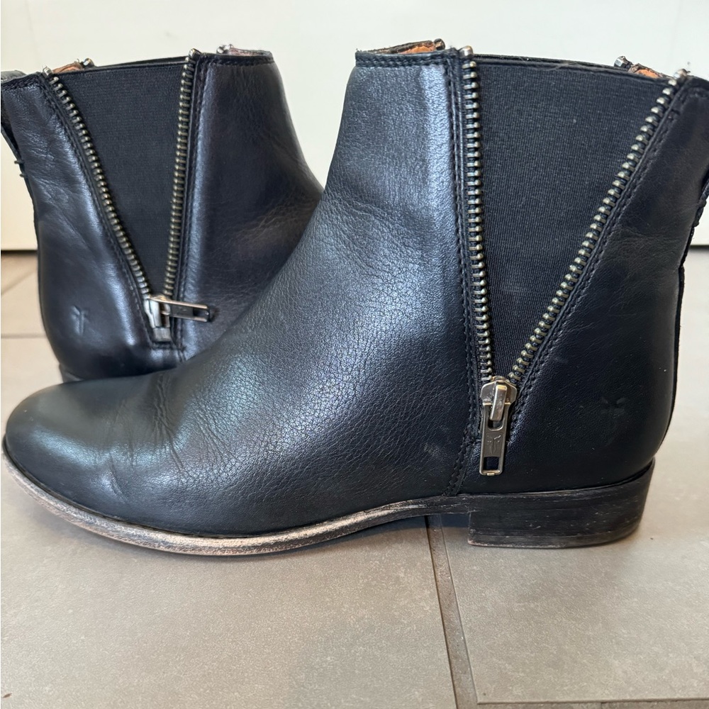 Frye Women's Carly Zip Chelsea Boot size 7B in black- GUC